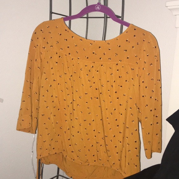 levis yellow top
